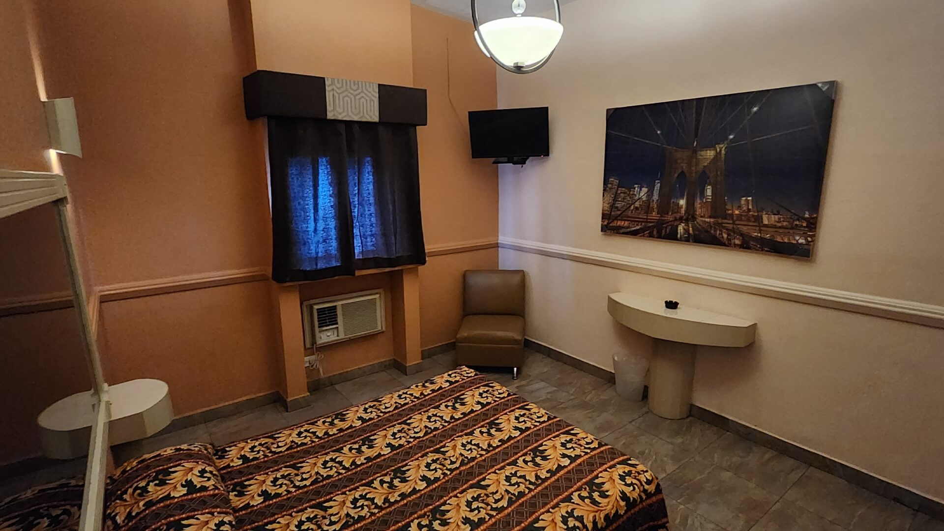 Baño moderno y limpio en Hotel Alcynne